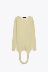 Top color crema de punto con cuello redondo y manga larga.