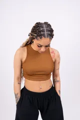Top corto color marrón topo, de corte ajustado y breteles anchos.
