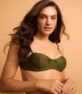 Top de bikini verde oliva con tirantes finos y copas con aro.