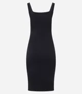 Vestido midi acanalado color celeste, con escote cuadrado y tirantes medios. Confeccionado en algodón sostenible con elastano para mayor comodidad y ajuste.