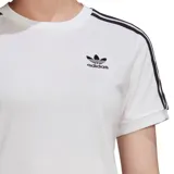 Remera blanca de algodón con cuello redondo y mangas cortas. Presenta las tres rayas características de Adidas en color negro a lo largo de las mangas y el logo de la marca bordado en el pecho.