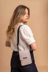 Bandolera tipo phone bag pequeña, color marrón claro, con correa de galón regulable. Tiene un compartimento principal y un bolsillo adicional con tapa.