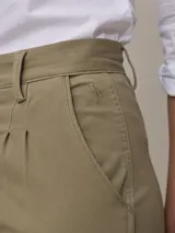 Pantalón bombacha de sarga color azul con pinzas en la cintura y bolsillos laterales.