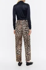 Pantalón fluido de viscosa con corte recto y largo tobillero, cierre frontal de cremallera y cintura con elástico interior.