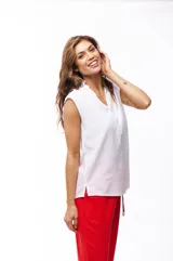 Blusa blanca sin mangas con escote en V.
