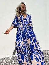 Vestido largo con estampado abstracto en azul y crudo, con escote en V y mangas 3/4.