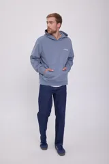 Canguro celeste con capucha, manga larga y estampado en la espalda con la leyenda "UNLTD.CORE The Core Unlimited Edition: Designed in Copenhagen and London. Inspired by Scandinavian aesthetics and the urban design culture of London. JACK&JONES@1990.".