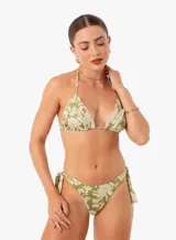 Conjunto de bikini color naranja con estampado floral blanco. El corpiño es de triángulo con volados y la bombacha es con lazos laterales.