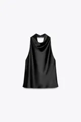 Top color champagne de cuello halter con espalda descubierta y cierre trasero con botones ocultos.