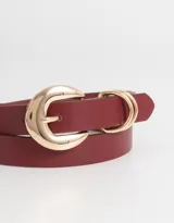 Cinturón de cuerina color negro con hebilla dorada en forma de medialuna.