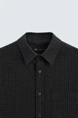 Camisa relaxed fit confeccionada en tejido con mezcla de algodón con tacto suave. Cuello solapa y manga larga acaba en puño con botón. Bolsillo plastrón en pecho. Cierre frontal de botonadura.