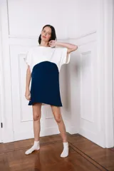 Vestido corto tipo remerón de algodón, con diseño bicolor: blanco en la parte superior y azul marino en la parte inferior.