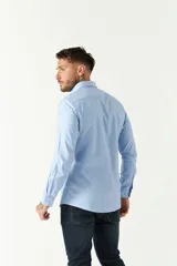 Camisa blanca de hombre, de corte slim, con cuello italiano y logo bordado.
