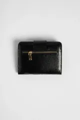 Billetera pequeña de cuero sintético negro con acabado metalizado y broche dorado.