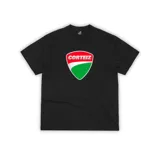 Camiseta negra de algodón con estampado del logo de Corteiz en forma de escudo con los colores rojo, blanco y verde.