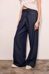 Pantalón jean azul oscuro de corte wide leg y tiro medio.