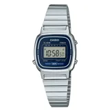Reloj digital Casio Retro LA670WA-2DF con caja plateada y detalles en azul, pantalla digital con cronómetro, alarma y calendario, y correa de acero inoxidable plateada.