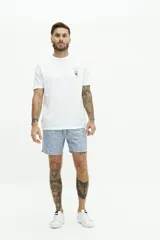 Short de baño con estampado a rayas verticales en tonos celeste y blanco, con cintura elástica ajustable con cordón, dos bolsillos laterales y uno trasero.