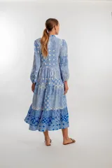 Vestido largo con diseño estampado en tonos azules y mangas largas, con botones frontales.