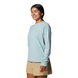 Remera de manga larga celeste con protección solar UPF 50, tecnología Omni-Freeze para regular la temperatura y Omni-Wick para secado rápido. Tiene puños con orificios para los pulgares y presilla para lentes de sol en la manga.