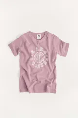 Camiseta color lila de algodón, con cuello redondo y mangas cortas. Estampado frontal con diseño varsity en color blanco con el texto "Zara A Coruña Est. 1975".