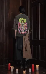 Remera negra de corte oversize con estampado sublimado en la espalda con diseño de tarot.