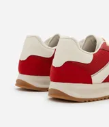 Championes rojos de estilo vintage con puntera redonda, cordones y recortes.