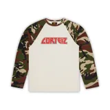 Remera manga larga raglán color crema con mangas camufladas y estampado rojo con el logo de la marca en el pecho.