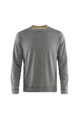Sweater gris de manga larga con cuello redondo y logo bordado en el pecho.