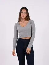 Remera manga larga gris con escote redondo.