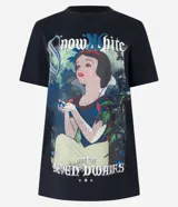 Remera negra de algodón con estampa de Blanca Nieves, cuello redondo y mangas cortas.