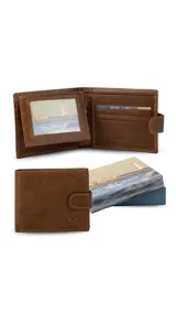 Billetera de cuero color marrón oscuro con presilla y broche a presión. Cuenta con un interior con volante superior y visor, doble compartimento para billetes, tarjeteros, bolsillos y monedero con cierre.