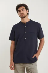 Camisa de manga corta color amarillo, con cuello mao y botones de coco.