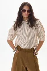 Camisa de algodón a rayas verticales color crema y rojo, con cuello mao y mangas 3/4 abullonadas.