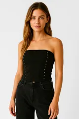 Top strapless negro ajustado al cuerpo con tachas plateadas.