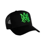 Gorro tipo trucker negro con paneles de malla en la parte trasera y logo "MA" bordado en verde en el frente.