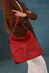 Cartera bandolera color marrón, confeccionada en símil cuero con textura. Tiene dos divisiones internas, asa corta fija y correa larga regulable.