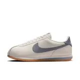 Championes Nike Cortez Leather color crema con detalles en gris y suela color caramelo.