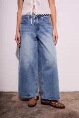 Pantalón de jean celeste de corte wide leg y tiro bajo.