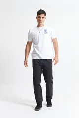 Remera blanca de algodón con cuello redondo y manga corta. Presenta un estampado rectangular en el frente con un diseño abstracto en tonos celeste y azul, y el logo de la marca Mistral.