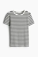 Remera de punto acanalado a rayas horizontales blancas y negras, de corte ajustado, cuello redondo y mangas cortas.
