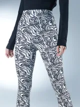 Pantalón palazzo con estampado de cebra en blanco y negro.