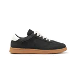 Zapatillas urbanas negras de cuero sintético con suela marrón y cordones blancos.
