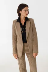 Blazer color tostado con cuello solapa y bolsillo ojal, confeccionado en una mezcla de poliéster, poliamida y spandex.