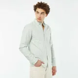 Camisa de vestir de hombre, a rayas verticales color verde claro y blanco, de corte clásico, con cuello abotonado y mangas largas.