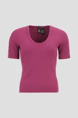 Blusa de punto morado con cuello redondo y mangas cortas.