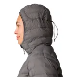 Campera gris de plumas con capucha, cierre frontal completo, bolsillos laterales con cierre y logo de la marca en el pecho.