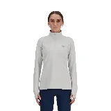 Camiseta deportiva New Balance color gris claro jaspeado, de manga larga con orificios para los pulgares, cuello alto con cierre de cremallera corto y logo reflectante en el pecho.
