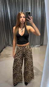 Pantalón palazzo de tiro bajo con estampado animal print.