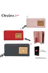 Billetera rosada con cierre perimetral, detalle de logo en aplique marrón y tirador con inscripción de la marca.